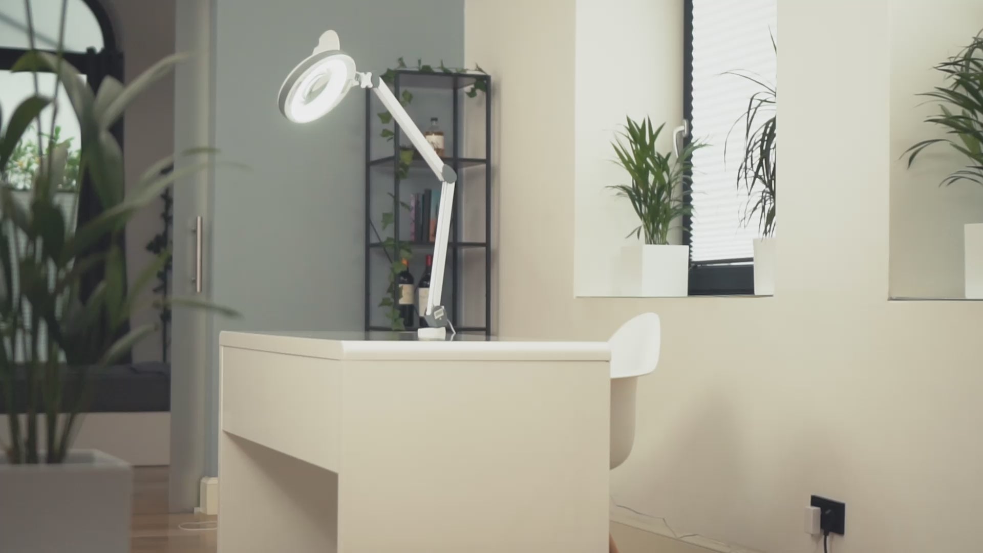 Video: Lumeno LED Lupenleuchte 851X im Einsatz - Demonstration der dimmbaren Beleuchtung, flexiblen Positionierung und praktischen Anwendung in Kosmetik, Nageldesign, Nähen und Präzisionsarbeiten