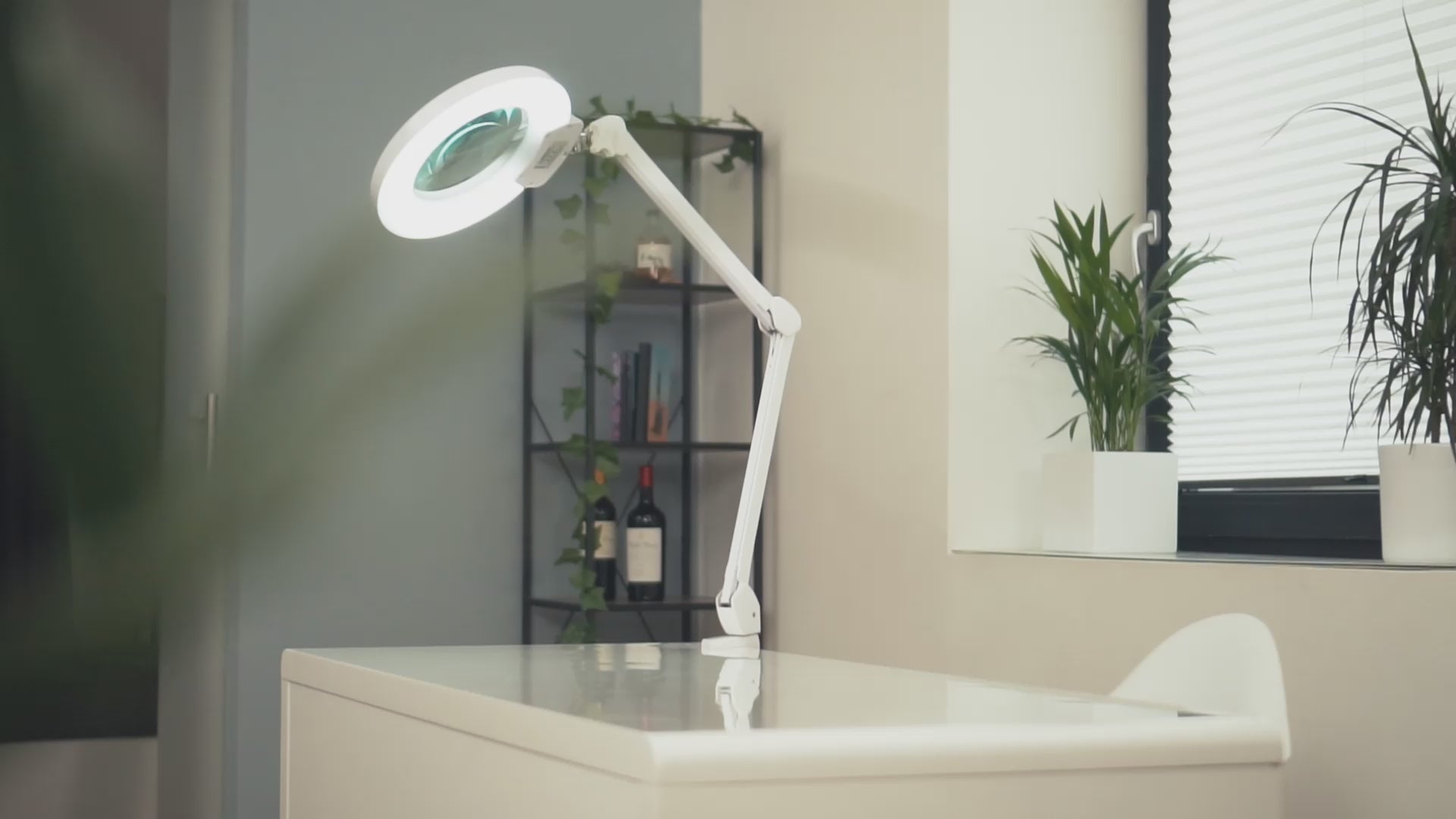 Lumeno 824XPRO LED-Lupenleuchte dimmbar mit Segmentschaltung und Metallgehäuse