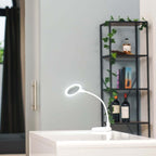 Lumeno 680X LED Klemmleuchte eingeschaltet mit hellem LED-Lichtring