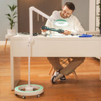 Lumeno 721X Lupenleuchte auf Rollstativ beim Modellbau am Arbeitstisch