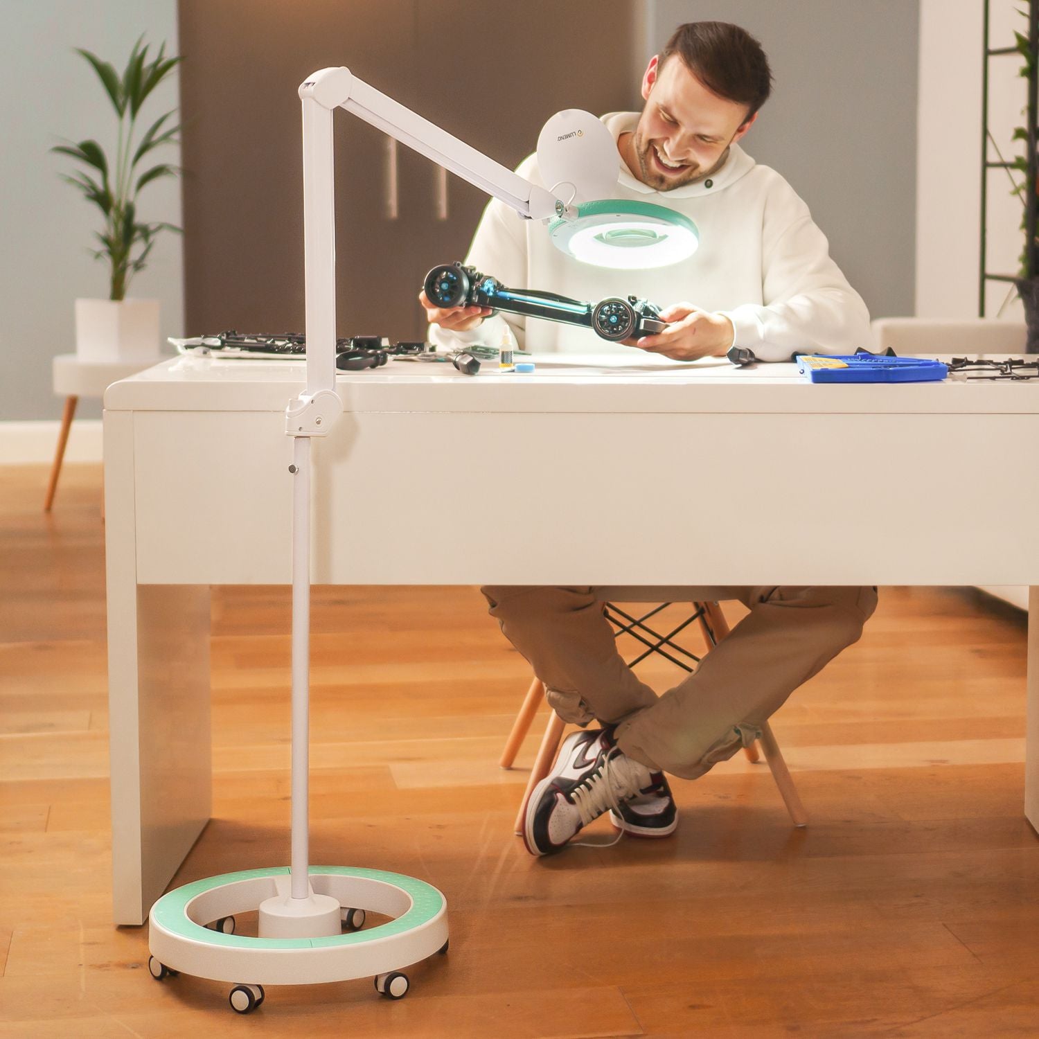 Lumeno 721X Lupenleuchte auf Rollstativ beim Modellbau am Arbeitstisch