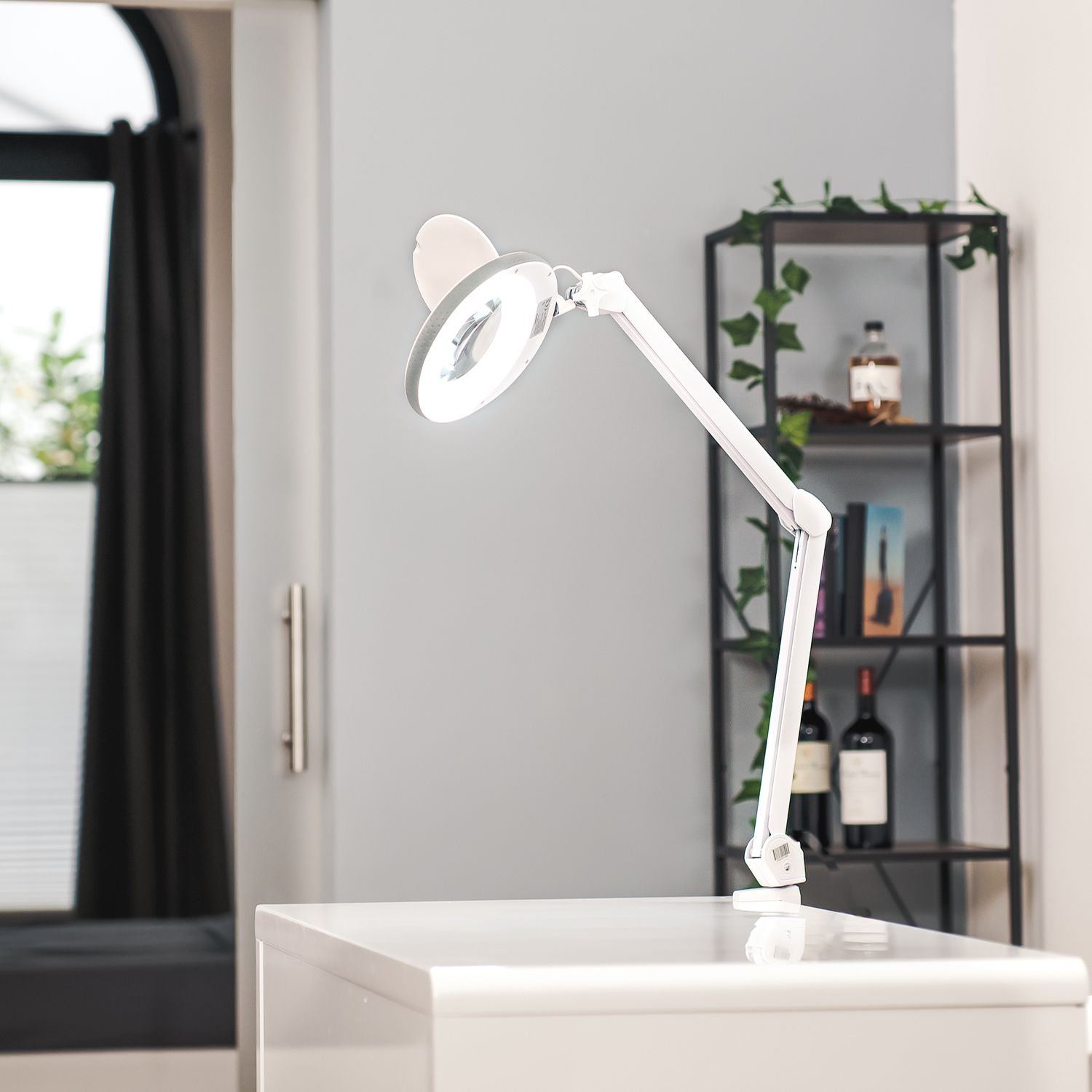 Lumeno 721X Lupenleuchte mit Tischklemme, eingeschaltet im Wohnraum