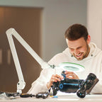 Lumeno Lambda M Lupenleuchte beim Modellbau unter LED-Licht