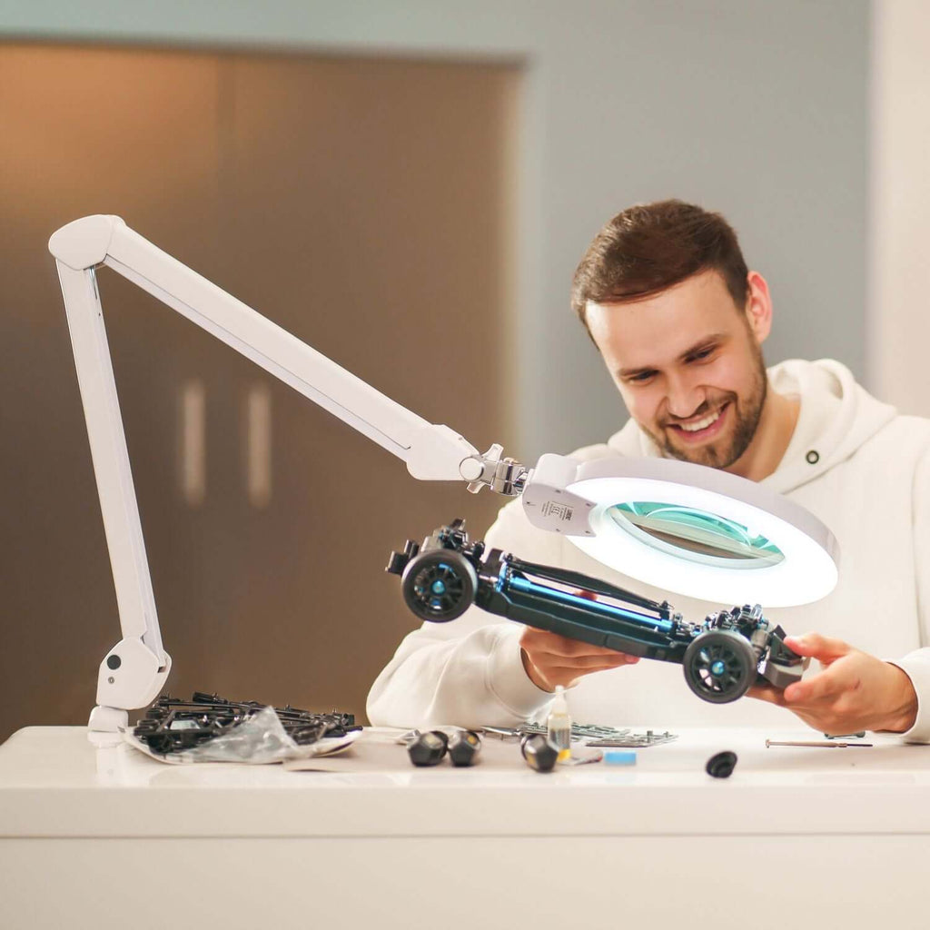 Lumeno 824XPRO Lupenleuchte beim Modellbau unter hellem LED-Licht