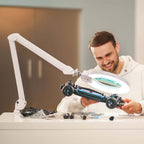 Lumeno 824XPRO Lupenleuchte beim Modellbau unter hellem LED-Licht