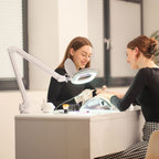 Lumeno 861X Lupenleuchte im Nagelstudio bei der Maniküre