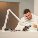 Lumeno 861X Lupenleuchte beim Modellbau am Arbeitsplatz