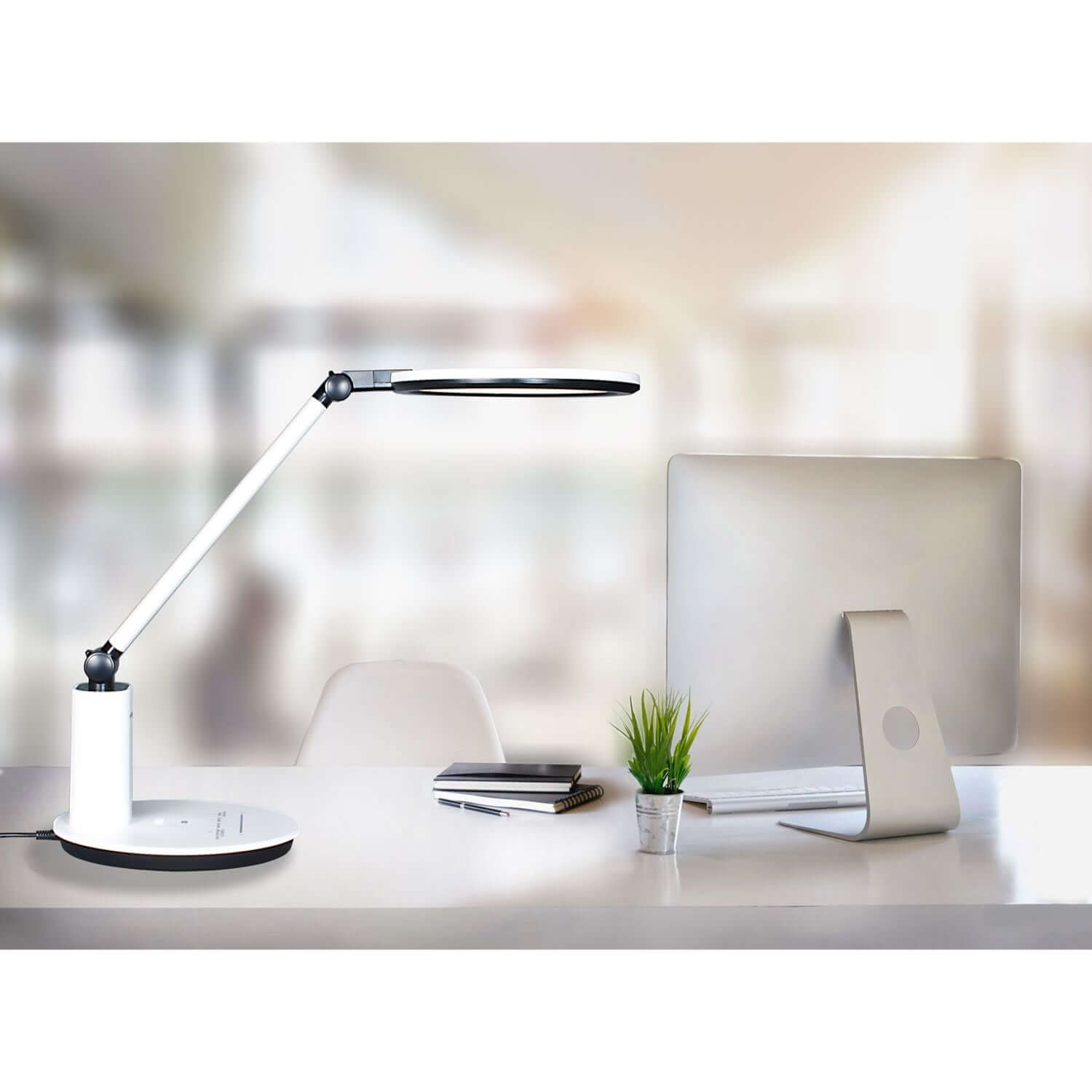 Lumeno LED Tischleuchte am Computerarbeitsplatz mit blendfreiem Licht