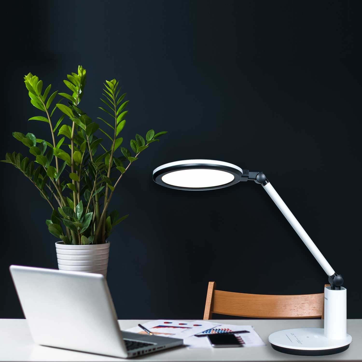 Lumeno LED Tischleuchte beleuchtet Schreibtisch mit Laptop am Abend